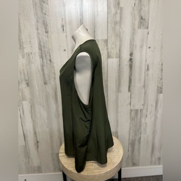 Green tank top - Picture 4 of 6